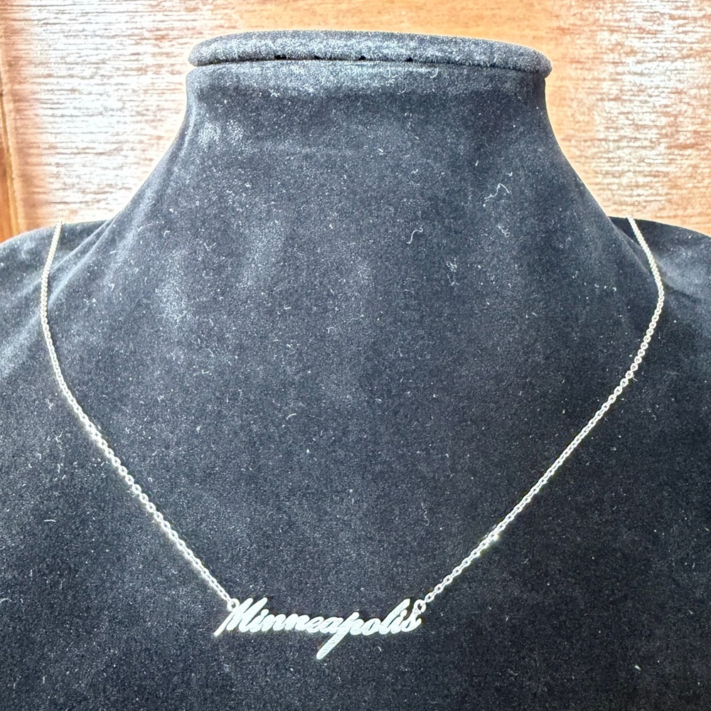 “Minneapolis” silver-tone fashion necklace. - Picture 3 of 3
